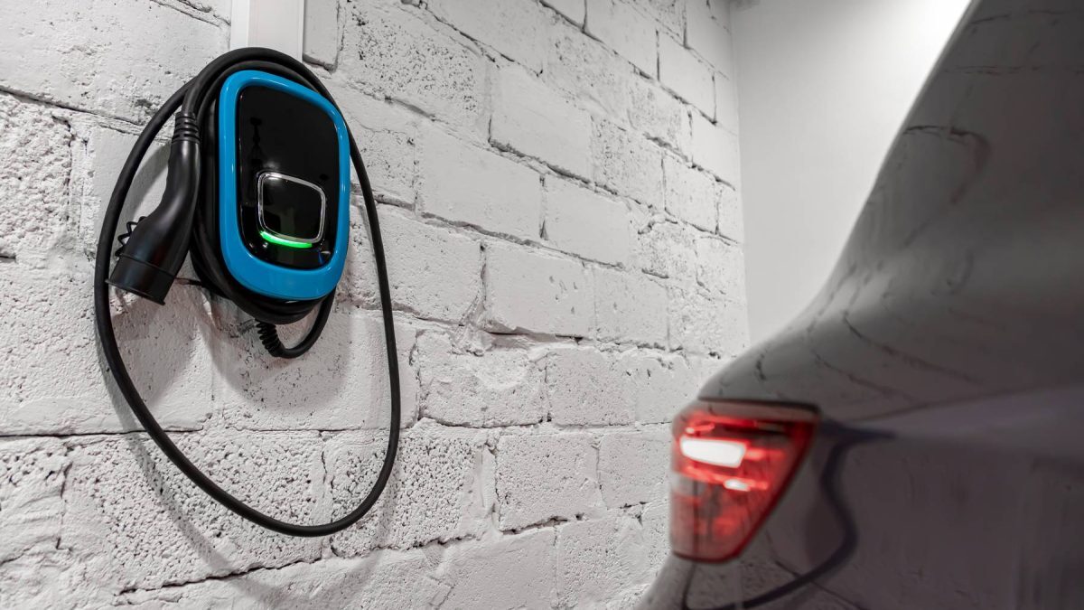 Instalar un punto de carga en casa en 2026: qué exige la ley y cuándo hace falta pedir permiso a los vecinos